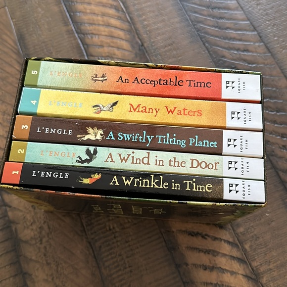 A Wrinkle in Time Quintet, 5 Books Box Set - Madeleine L'Engle - Paperback - Picture 2 of 3